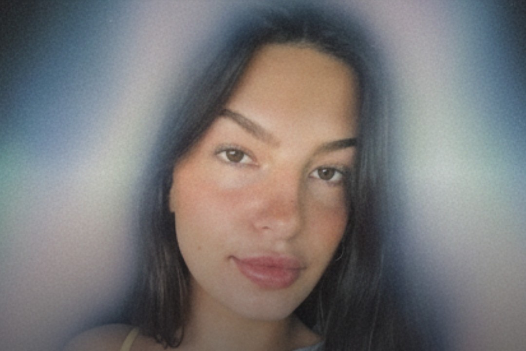 Jacey — aura 5106, blue depth, refracted in her own light